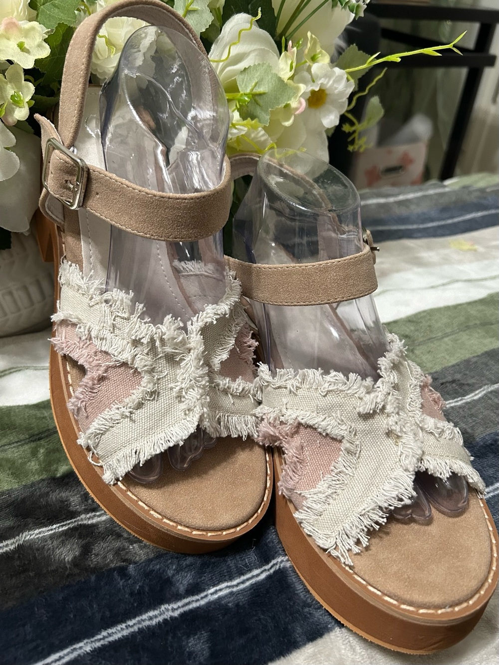 NWOT Rocket Dog Light Denim Beige and Tan Fringed Cross-Strap Sandals. Size 11 - Picture 2 of 8